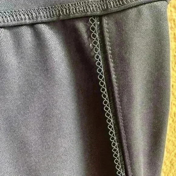 Beyond Yoga Smoky Blue Cropped Leggings With Faux Leather Effect Size Small EUC! - Picture 8 of 9